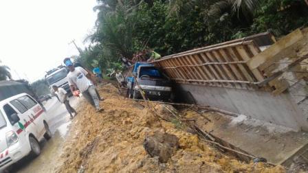 Truck Balak Seruduk Mobil dan Motor di Pinggir, Bengkalis